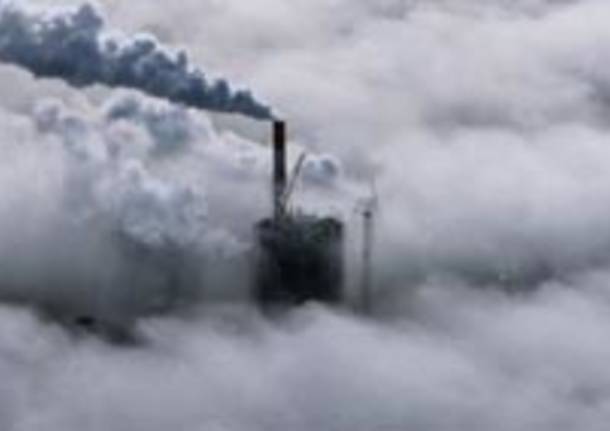inquinamento atmosferico ciminiera