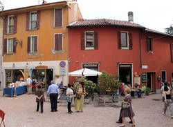 Festa grande nel centro storico di Luino (inserita in galleria)