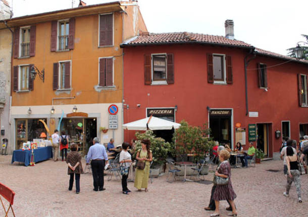 Festa grande nel centro storico di Luino (inserita in galleria)