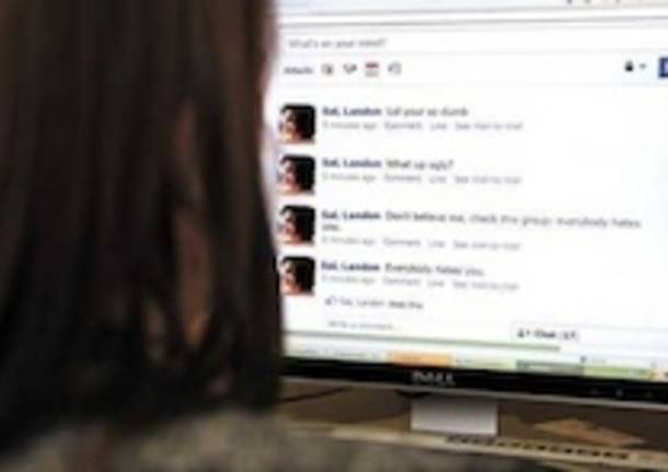 cyberbullismo ragazza computer