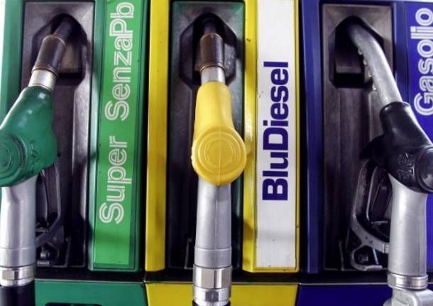 diesel gasolio benzina distributore pompa