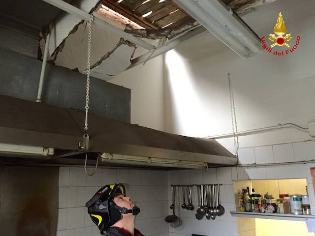 Crolla soffitto in un ristorante