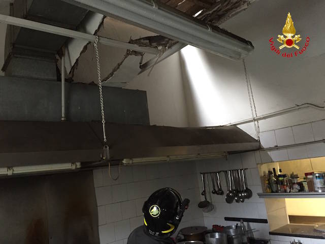 Crolla soffitto in un ristorante