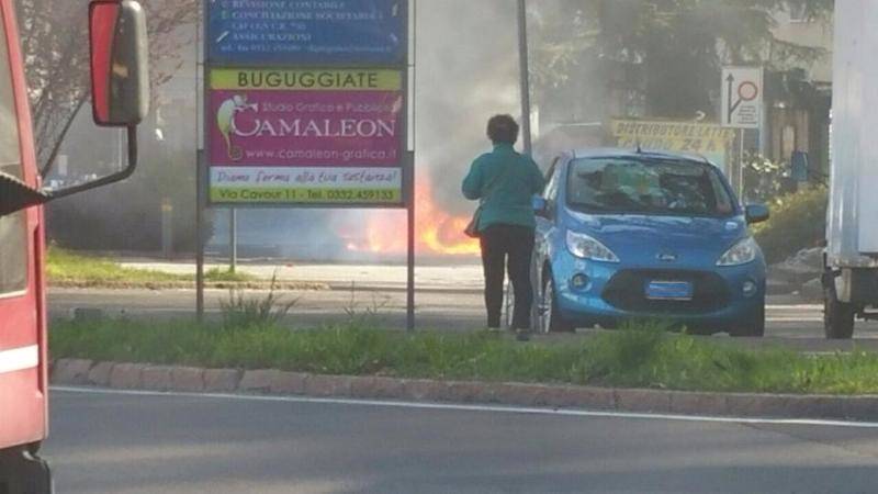 azzate, vigili del fuoco, auto, fiamme