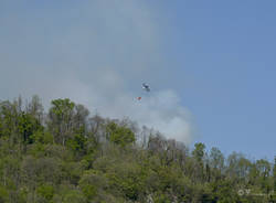 Incendio bosco Caravate Sangiano