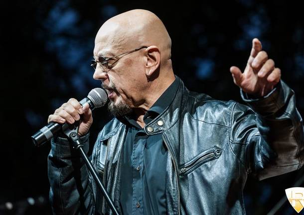 Renato Pozzetto e Enrico Ruggeri sul palco di Microcosmi 2015