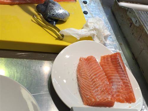Zola e Merluzzo, salmone con i capperi: è il mare più originale
