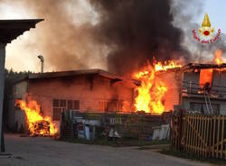 Incendio in una falegnameria di Brebbia