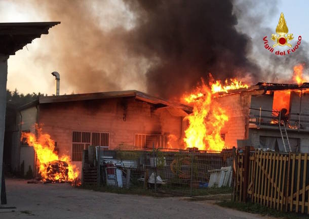 Incendio in una falegnameria di Brebbia