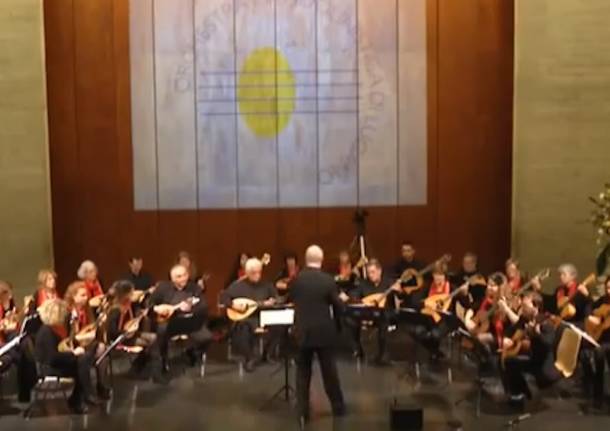 l'orchestra mandolinistica di lugano in concerto a Luino presso la corte Baratelli