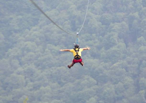 In volo sul lago maggiore