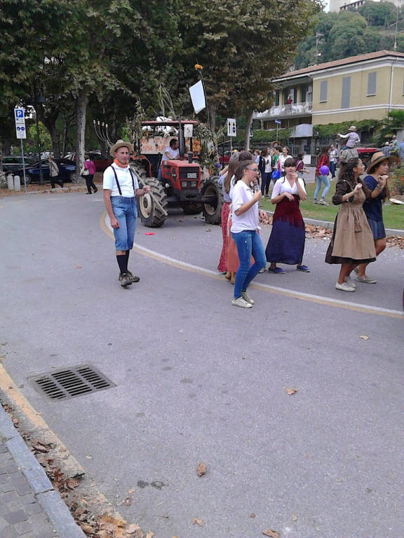 Angera, le maschere e la festa dell'Uva