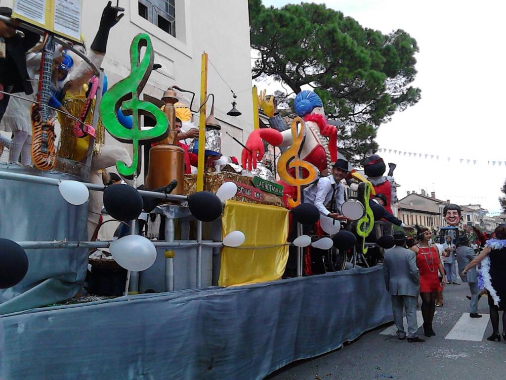 Angera, le maschere e la festa dell'Uva