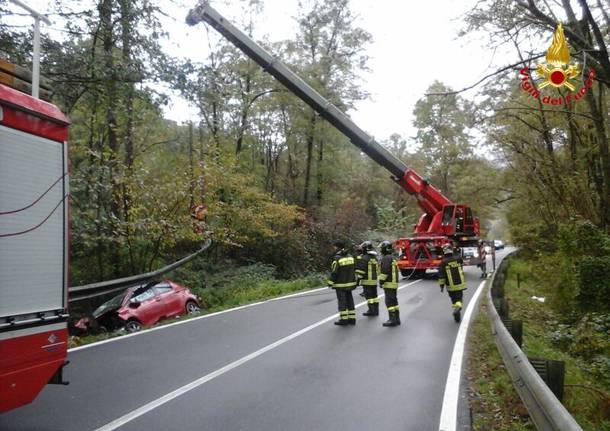 auto fuori strada autoscala vigili del fuoco generica