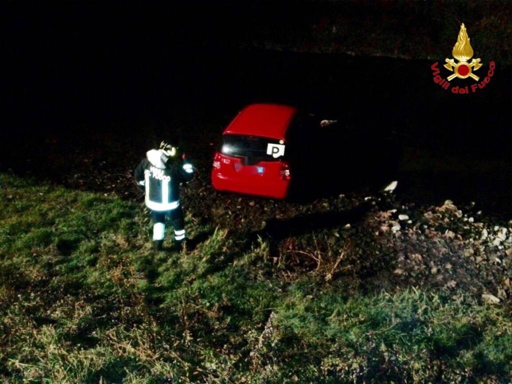 L'auto finisce nel fiume a Luino