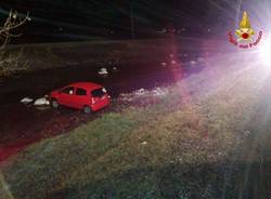 L'auto finisce nel fiume a Luino