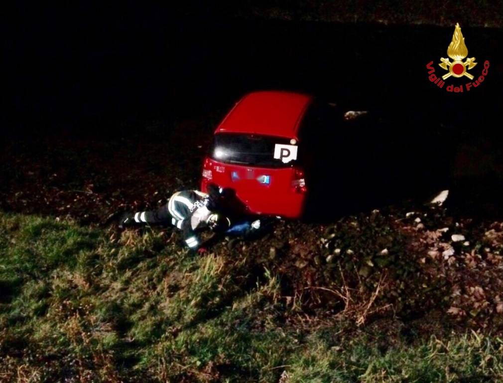 L'auto finisce nel fiume a Luino