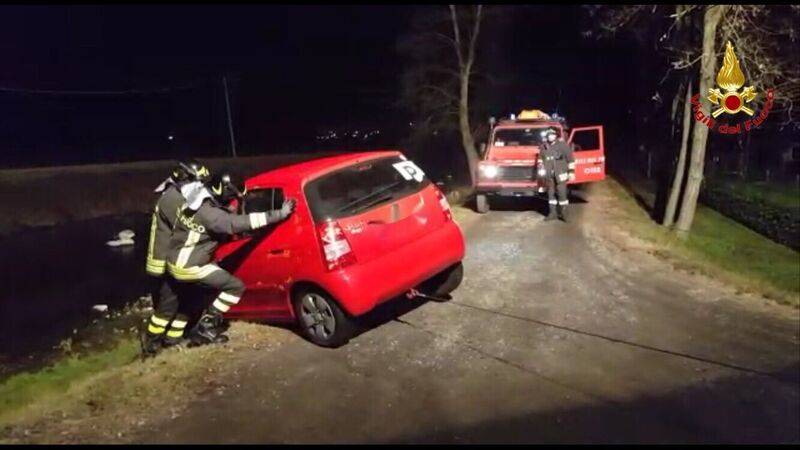 L'auto finisce nel fiume a Luino