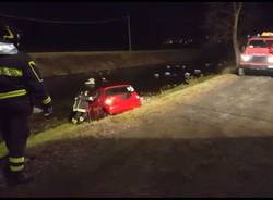 L'auto finisce nel fiume a Luino