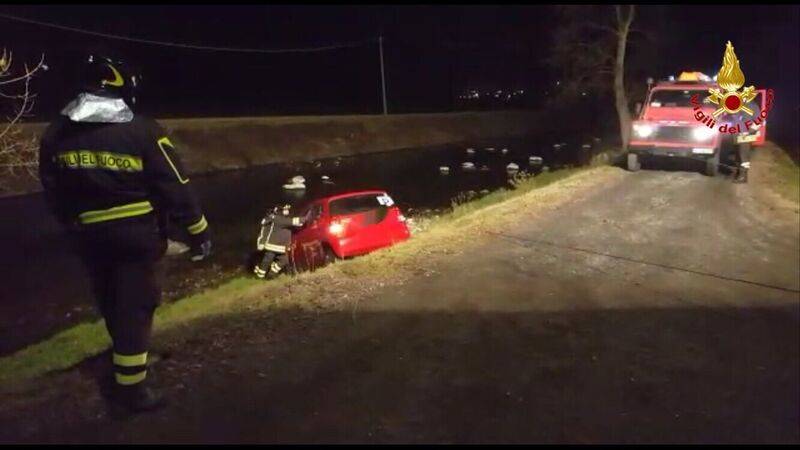L'auto finisce nel fiume a Luino