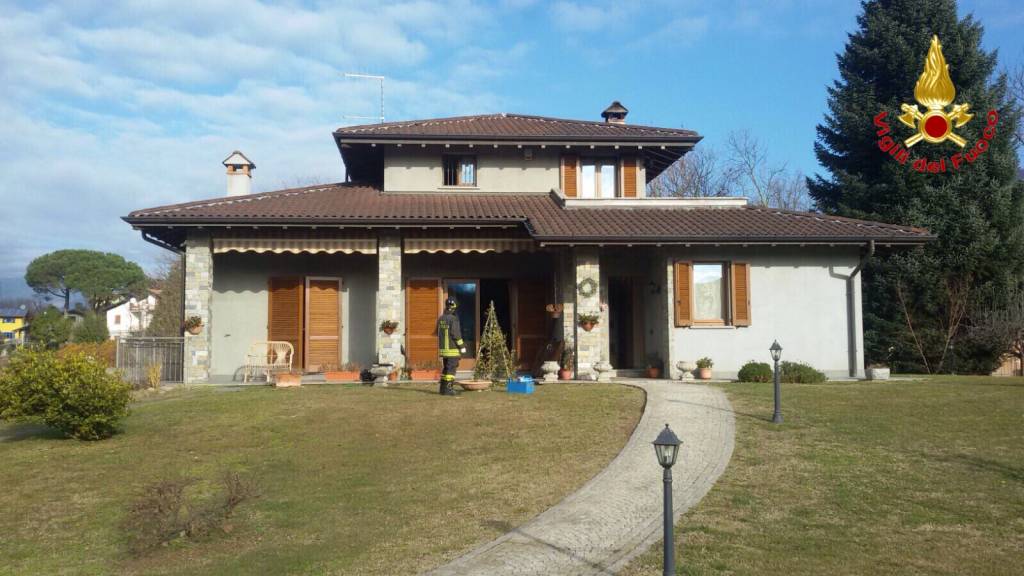 Scoppia un petardo, perde entrambe le mani