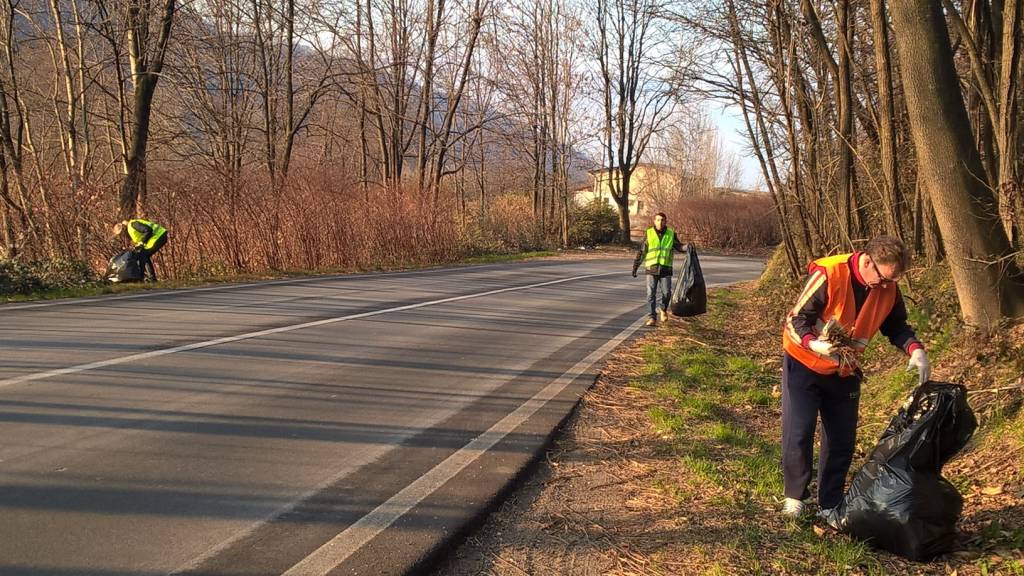 sindaco e assessori puliscono il bosco a cucco 