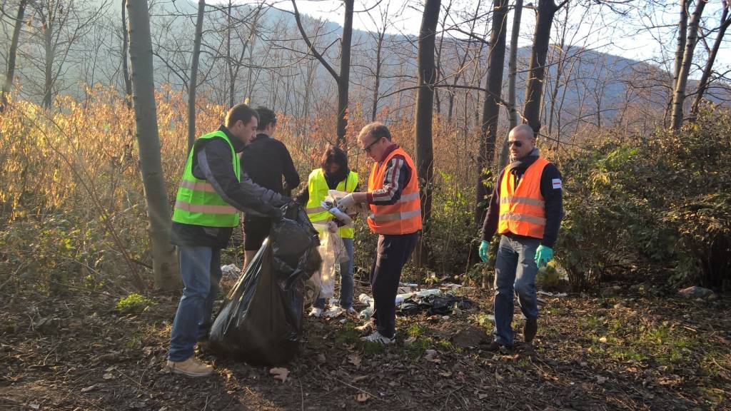 sindaco e assessori puliscono il bosco a cucco 