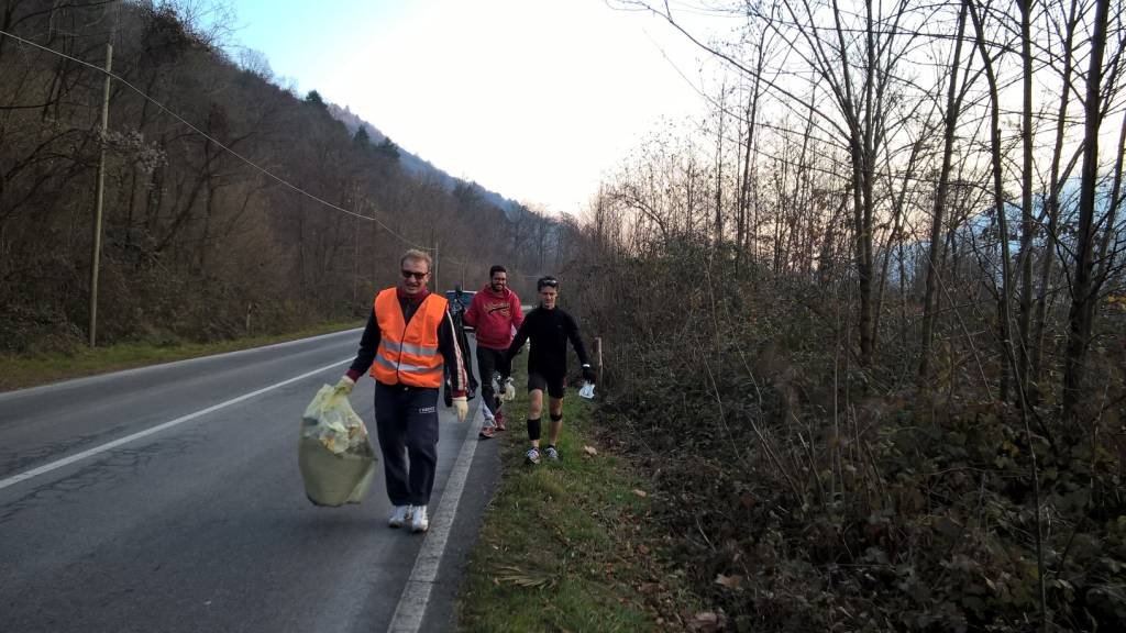 sindaco e assessori puliscono il bosco a cucco 