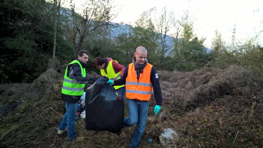 sindaco e assessori puliscono il bosco a cucco 