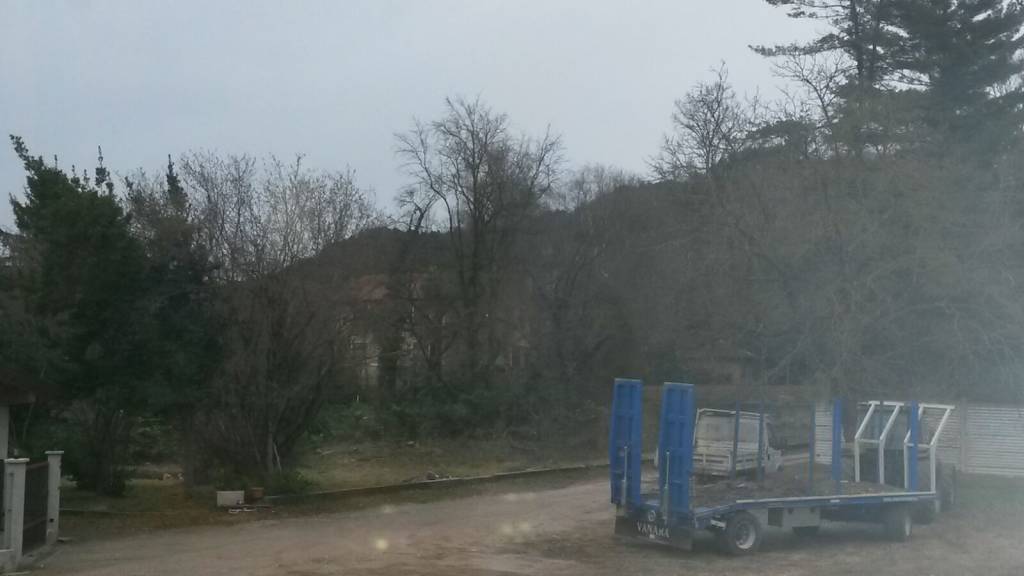 Le case abbandonate dietro l'ospedale di Angera