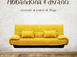 "Abbandona il divano": la curiosa pubblicità di VareseCorsi