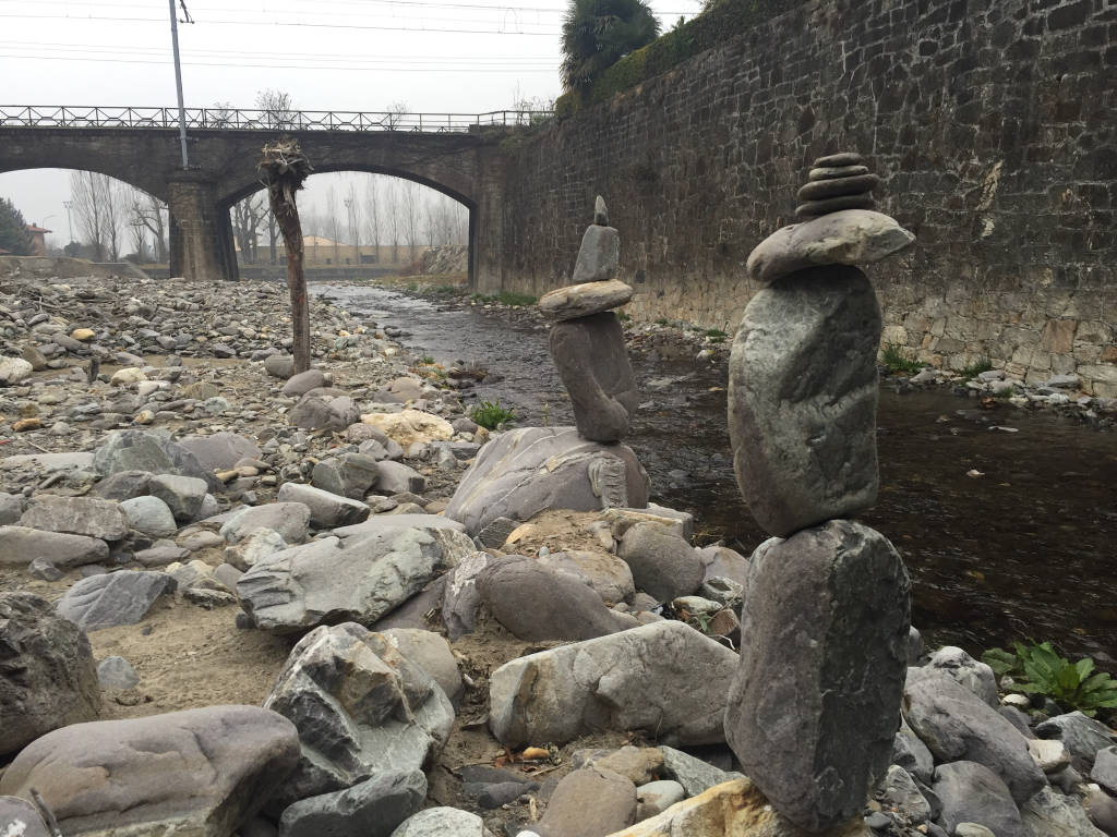 Le strane sculture sul letto del Giona