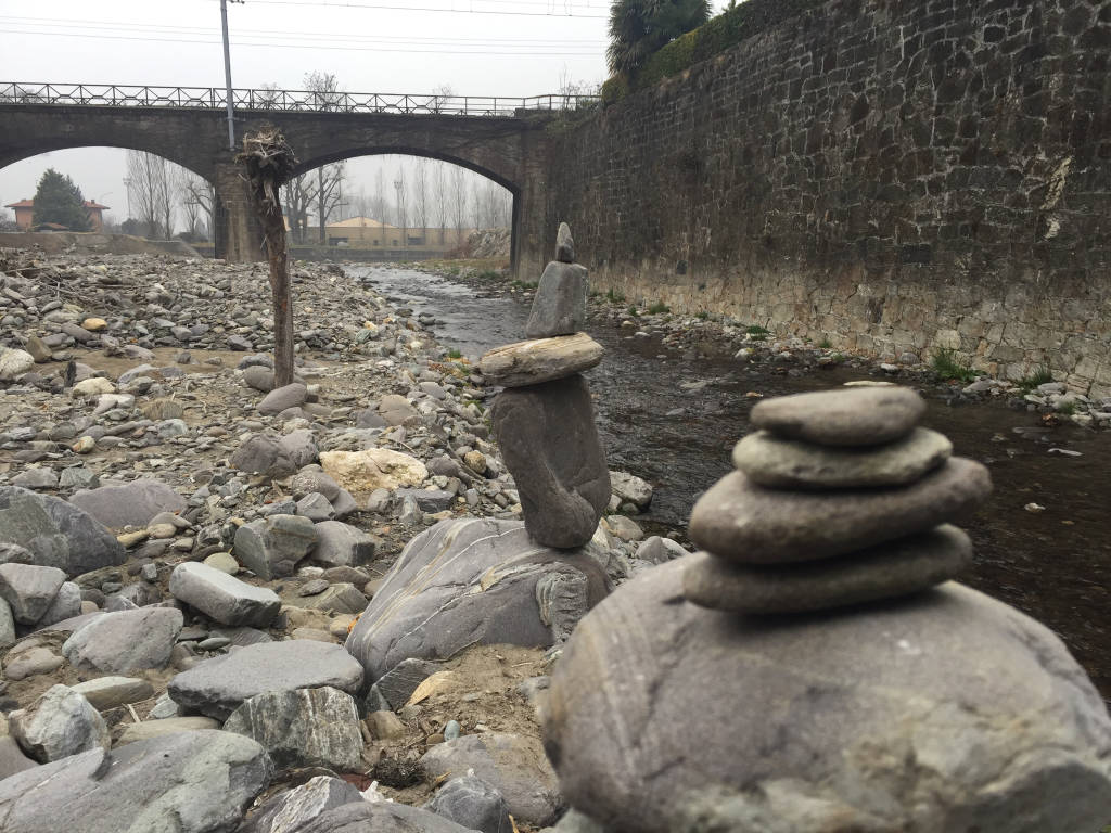 Le strane sculture sul letto del Giona