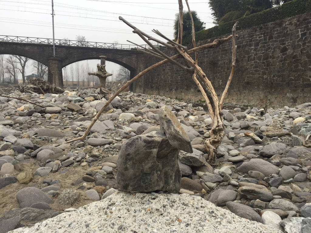 Le strane sculture sul letto del Giona