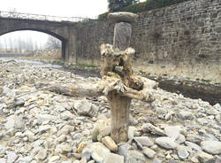Le strane sculture sul letto del Giona