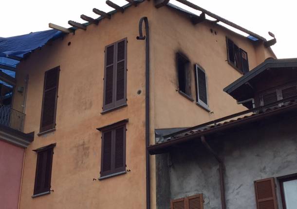 Lavori in corso nella corte dell’incendio di Luino