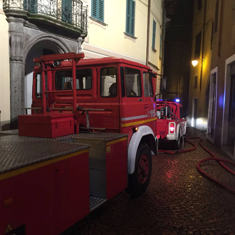 Luino, ancora fiamme