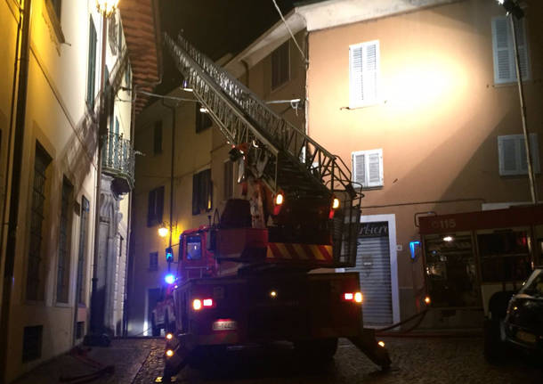 Luino, ancora fiamme