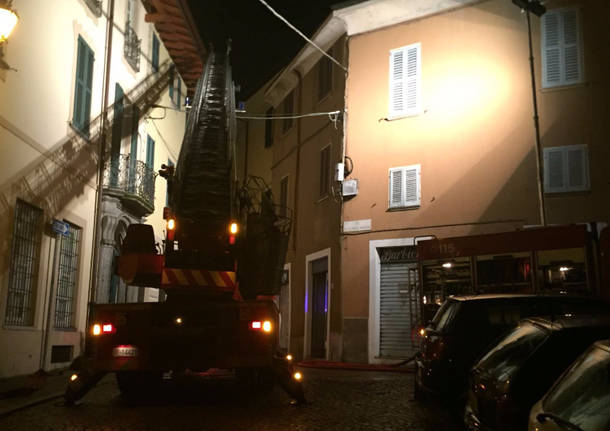 Luino, ancora fiamme
