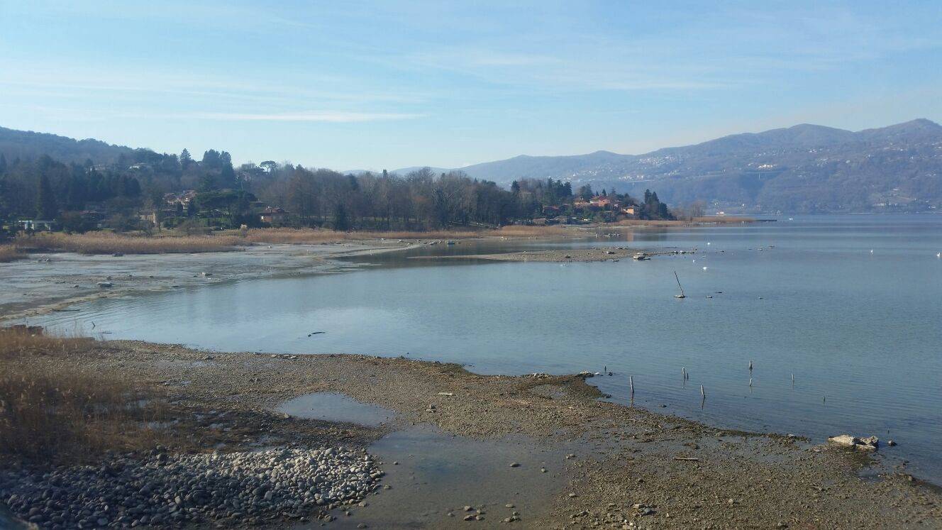 Ranco, il lago "si allontana"