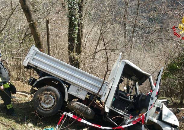 Autocarro nella scarpa a Porto Valtravaglia