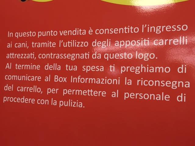 a luino il supermarket col carrello per cani