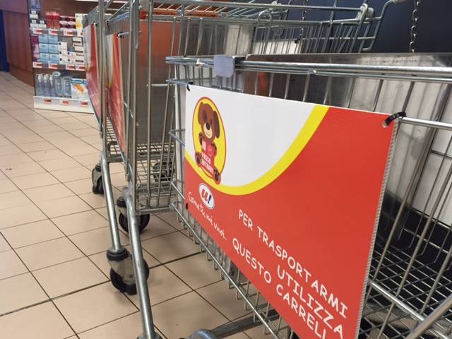 a luino il supermarket col carrello per cani