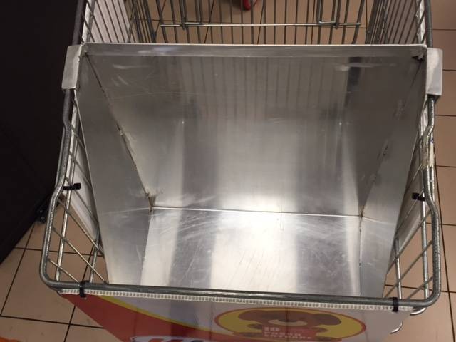 a luino il supermarket col carrello per cani