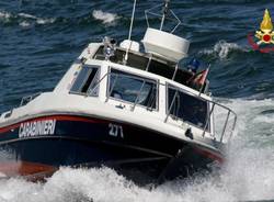 Surfista nei guai per il forte vento