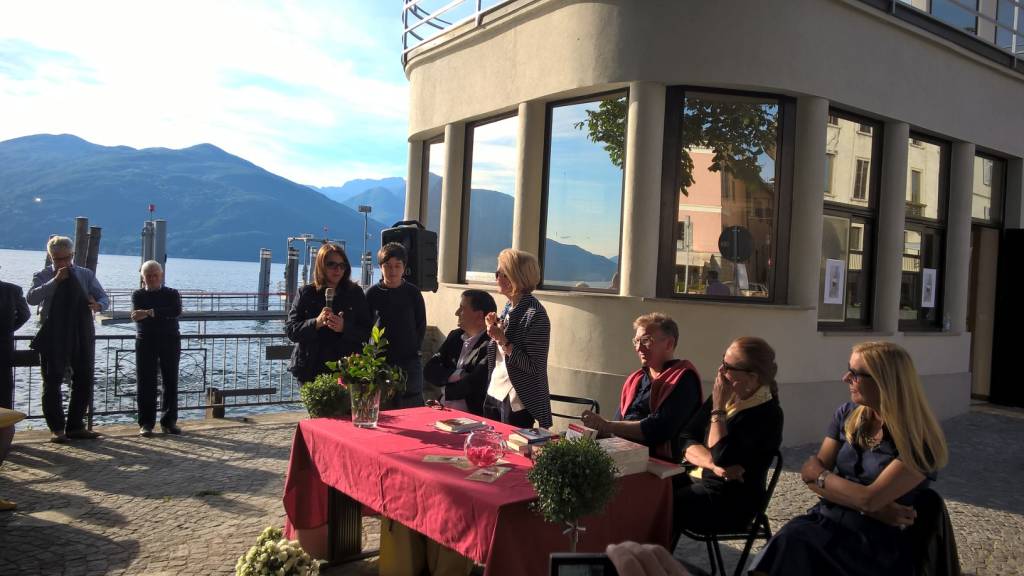 il libro due donne una baindiera a luino