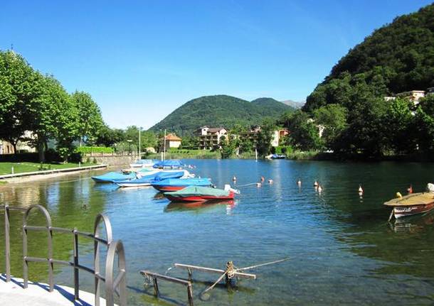 Fa caldo, ecco la giornata al lago dei lettori