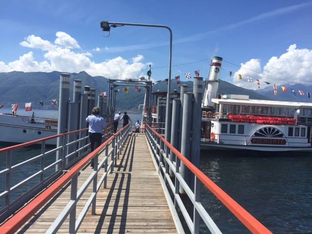 Turisti inglesi a Luino col battello Piemonte