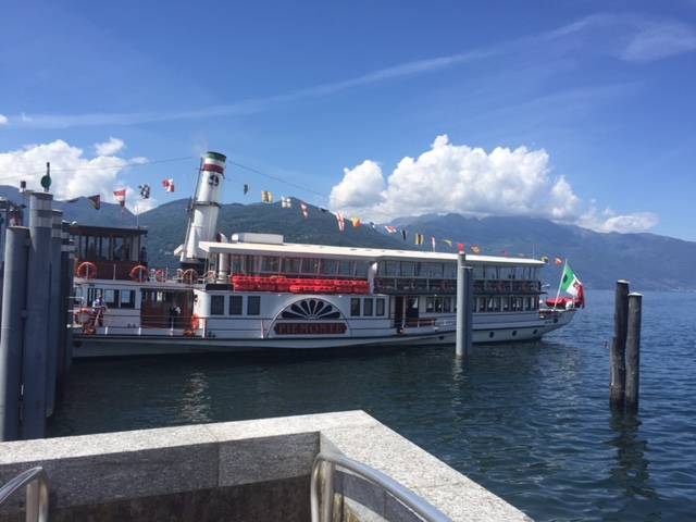 Turisti inglesi a Luino col battello Piemonte