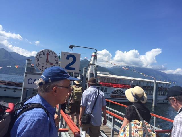 Turisti inglesi a Luino col battello Piemonte